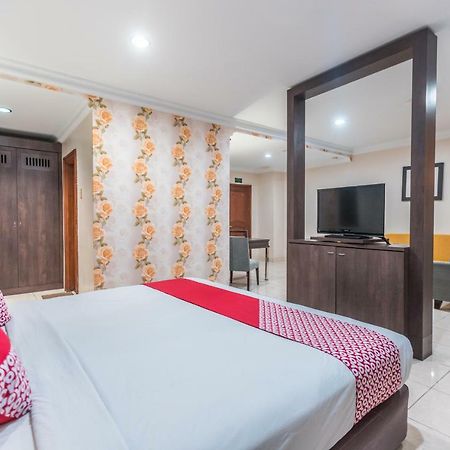 Готель Oyo 1475 Alia Matraman Syariah Near Rs Premier Jatinergara Джакарта Екстер'єр фото