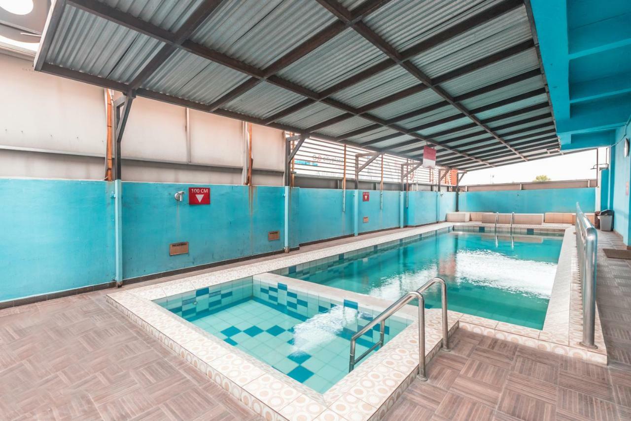 Готель Oyo 1475 Alia Matraman Syariah Near Rs Premier Jatinergara Джакарта Екстер'єр фото